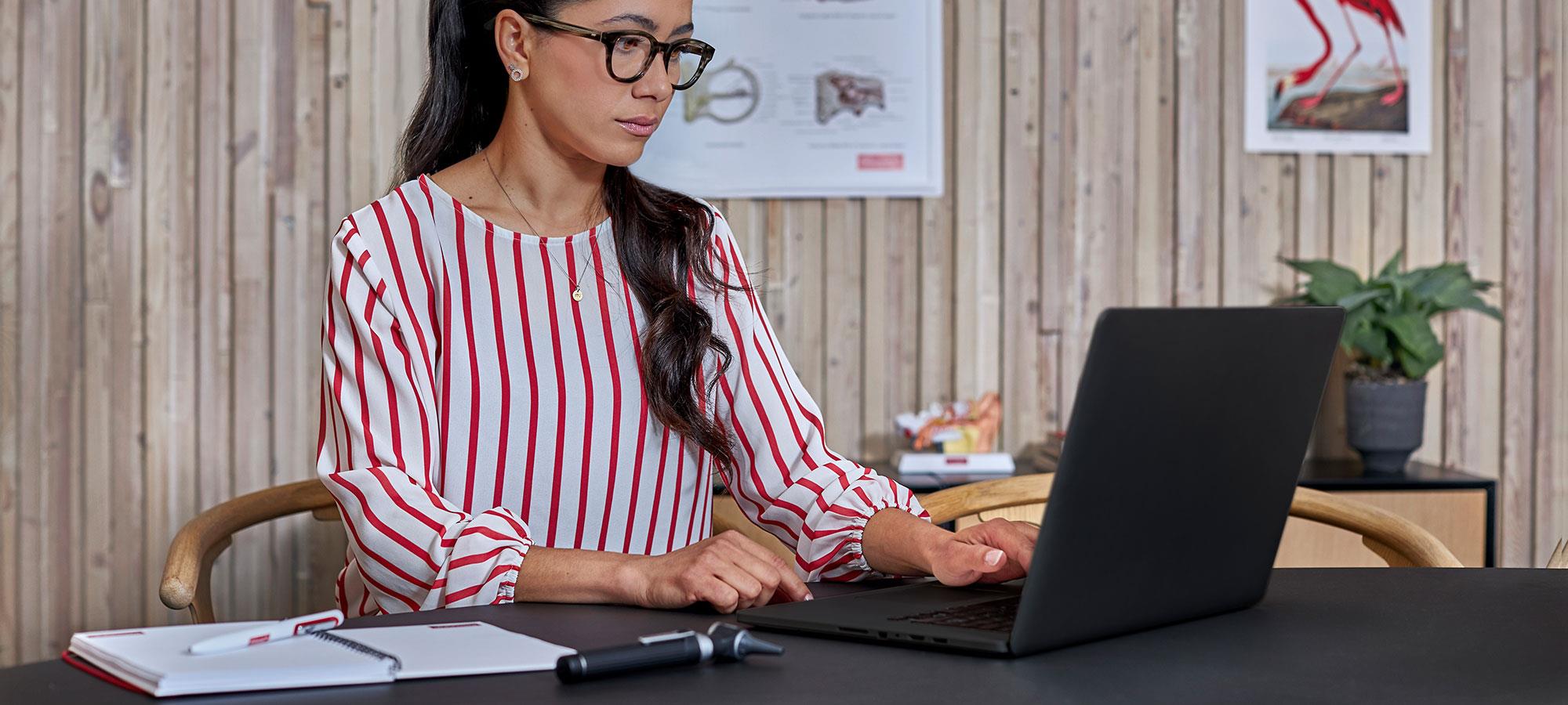 Hörakustikerin mit Laptop