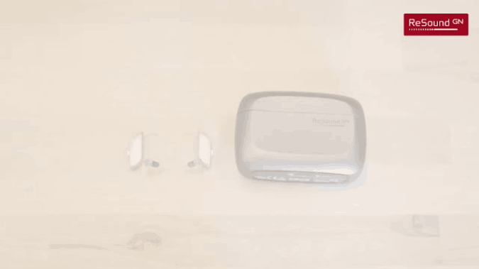 Aseta kuulokoje premium-laturiin